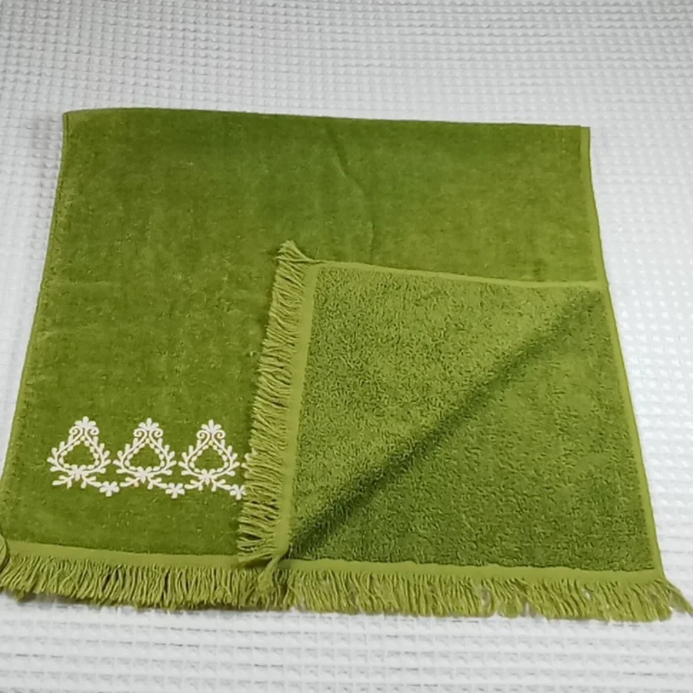 Vintage Fashion Manor MCM Avocado Green/Cream Embroidered Cotton Bath Towel USA